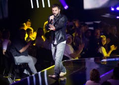 Juror und Rapper Bligg überbrückte die Zeit bis zur Verkündigung der Resultate mit einem Auftritt. (Bild: Mirco Rederlechner (SRF))