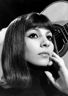Esther Ofarim schafft es 1963 mit ihrem Song «T'en vas pas» auf Platz 2 von 16 Teilnehmern. (Bild: Keystone / Str)
