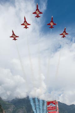 Die Schweizer Patrouille umrahmt den Anlass mit einer Flugshow. (Bild: Keystone)