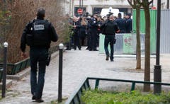 Polizeibeamte riegeln den Tatort ab. (Bild: Keystone)