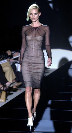 Wandelbar und wie von einem anderen Planeten: Kate Moss auf dem Laufsteg der Gucci-Show in Mailand (2000). (Bild: Keystone)
