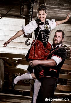 Der Zürcher Fabian Kindlimann trägt Ehrendame Rosmarie von Känel auf Händen. (Bild: dieboesen.ch/Thomas Buchwalder)