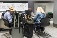 Ein Mitarbeiter im Fundbüro berät zwei Passagiere. (Bild: Ralph Ribi)