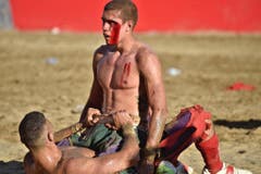 MANN, MAENNLICH, CALCIO, FIORENTINO, HISTORISCH, TRADITION, AMATEURE, MANN, OBERKOERPER, NACKT, SANDIG, SAND, SPIELPLATZ, GERANGEL, SCHMUTZIG, MAENNER, KOERPER, KAMPF, SIEG, SPIEL (Bild: Keystone)