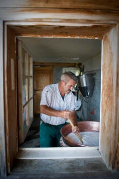 Roland Bischof bei der Herstellung von Bloderkäse. (Bild: Urs Bucher)