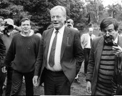 Gerhard Schröder, Willy Brandt und Günter Grass bei einer SPD-Wahlkampfveranstaltung im Juni 1985 in Dannenberg. (Bild: Keystone)
