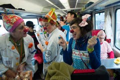 Im Extrazug reisten die Spitalclowns durch die Schweiz. (Bild: Keystone)
