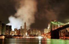 Der Rauch hat sich auch am Abend des 11.Septembers 2001 noch nicht verzogen. (Bild: Keystone)