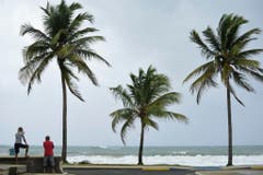 In luquillo, Puerto Rico, stehen Menschen am Meer, Stunden bevor der Hurrikan ankommt. (Bild: Keystone)