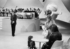 Schauspielerin Stephanie Glaser tritt am 23. Februar 1974 als Tante Elise in der Sendung «Teleboy» mit Kurt Felix auf. (Bild: Keystone)