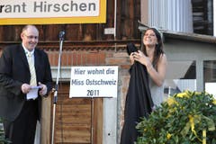 Gemeindepräsident Bernhard Keller mit Miss Ostschweiz Patricia Rimle. (Bild: Hanspeter Schiess)