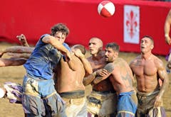 CALCIO, FIORENTINO, HISTORISCH, TRADITION, AMATEURE, MANN, OBERKOERPER, NACKT, SANDIG, SAND, SPIELPLATZ, GERANGEL, SCHMUTZIG, MAENNER, KOERPER, KAMPF, SIEG, SPIEL (Bild: Keystone)