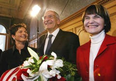 Strahlt übers ganze Gesicht: Micheline Calmy-Rey mit ihren neuen Kollegen Pascal Couchepin und Ruth Metzler. (Bild: Keystone)