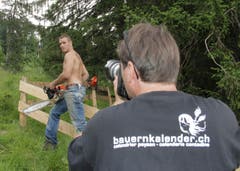 Der Thurgauer Urs Schäppi fühlt sich mit der Motorsäge in der Hand sichtlich wohl. (Bild: pd)