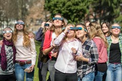Geteilte Brille ist doppelte Freude: Kantischülerinnen im Kantipark. (Bild: Urs Bucher)