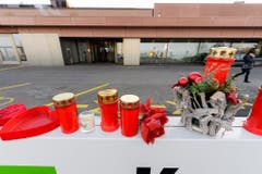 Fans haben für Schlagerlegende Udo Jürgens Kerzen und Blumen niedergelegt. (Bild: Keystone)