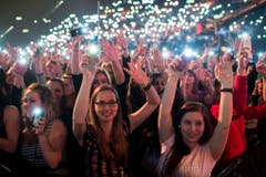 Jubelnde Besucherinnen und Besucher im Zürcher Hallenstadion. (Bild: Keystone)