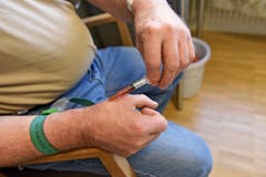 Nicht alle Drogensüchtigen sterben am goldenen Schuss. Manche «Drögeler» von einst haben das Rentenalter erreicht, und für sie gibt es im Alters- und Pflegeheim im Berner Oberland ein Plätzchen. Der Bieler Fotograf Rolf Neeser hat sie im erstmaligen richtigen Zuhause fotografiert. (Bild: Swiss Press Photo/Rolf Neeser)