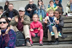 St. Gallen - OFFA Frühlingsmesse Freitzeit- und Sportmesse und Pferdemesse Besucher bei oder in der Arene bei der Darbietung der Pferdevoltiiererinnen (Bild: Ralph Ribi)