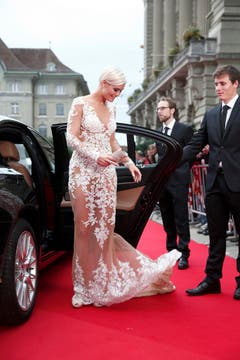 Die amtierende Miss Schweiz Dominique Rinderknecht wirft ihr Kleid in Pose. (Bild: Keystone)
