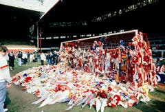 Vier Tage danach: Trauer im Stadion von Liverpool um die Fans, die beim Auswärtsmatch in Sheffield ums Leben gekommen sind. (Bild: Keystone)