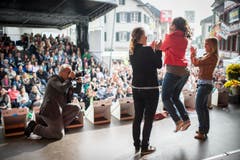 Stephanie König springt vor Freude über ihre Wahl in die Luft. (Bild: Benjamin Manser)