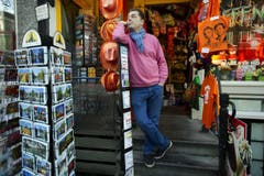 In einem Laden in Amsterdam stehen orangefarbene Souvenirs zum Verkauf bereit. (Bild: Keystone)