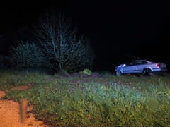 In Sulz (AG) trat nach heftigen Regenfällen der Sulzerbach über die Hauptstrasse und riss ein Auto mit sich. (Bild: Keystone)