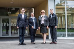 Fertigstellung Kompetenzgebäude im Ausbildungszentrum Galgenholz. Erol Doguoglu, Kantonsbaumeister und Daniel Engeli, stellvertretender Leiter Amt für Bevölkerungsschutz und Armee führen durch den Rundgang. Mit dabei sind die Regierungsrätinnen Carmen Haag, Chefin Amt für Bau und Umwelt, und Cornelia Komposch, Chefin Amt für Justiz und Sicherheit. (Bild: Thi My Lien Nguyen)