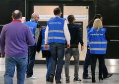 Angehörige eines Care-Teams kümmern sich um Menschen, die in Düsseldorf auf den Unglücksflug aus Barcelona gewartet haben. (Bild: Keystone)