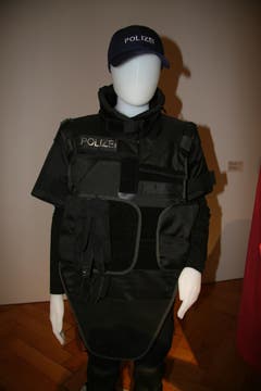 Schutzsichere Weste, Polyester, Verstärkung aus Aramid (Kevlar), Keramikplatte, Gewicht 10 kg. (Quelle: Textilmuseum) (Bild: Johannes Wey)