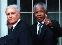 Bundesrat Flavio Cotti besucht 1998 Südafrika und trifft sich mit Nelson Mandela. (Bild: Keystone)