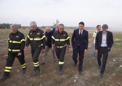 In den Abendstunden besuchte zudem der italienische Premier Matteo Renzi die Unglücksstelle. (Bild: Keystone)