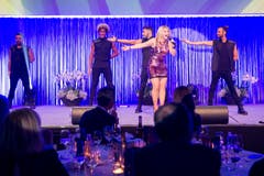 Beatrice Egli und ihre Tänzer beim Auftritt an der Nacht des Ostschweizer Fussballs 2015. (Bild: Urs Bucher)