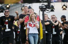 Nach der Ankunft der Fussballweltmeister in Berlin sang die gebürtige Russin mit der Nationalelf ihren Hit "Atemlos". (Bild: Keystone)