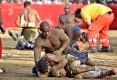 MANN, MAENNLICH, CALCIO, FIORENTINO, HISTORISCH, TRADITION, AMATEURE, MANN, OBERKOERPER, NACKT, SANDIG, SAND, SPIELPLATZ, GERANGEL, SCHMUTZIG, MAENNER, KOERPER, KAMPF, SIEG, SPIEL (Bild: Keystone)