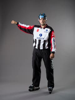 Übertriebene Härte / Roughing (IIHF-Regel 158): Ein Spieler, der einen Gegenspieler während des Spiels anrempelt oder schlägt. Ein auf Schulterhöhe seitlich ausgestreckter Arm mit geballter Faust. (Bild: Keystone)