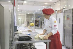 Die Bäckerin-Konditorin Ramona Hollenstein aus Walzenhausen in ihrem Element. (Bild: pd)