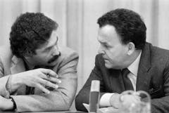 Oswald Sigg, der Informationschef des eidgenössischen Finanzdepartements, bespricht sich 1985 an einer Pressekonferenz mit Otto Stich. (Bild: Keystone)