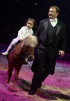 Chanel Marie Knie mit ihrem Grossvater Fredy Knie jun. (Bild: Keystone)
