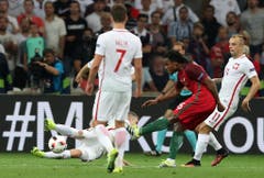 Portugal's Renato Sanches, center, scores his side’s first goal during the Euro 2016 quarterfinal soccer match between Poland and Portugal, at the Velodrome stadium in Marseille, France, Thursday, June 30, 2016. (AP Photo/Thanassis Stavrakis) (Bild: Keystone)