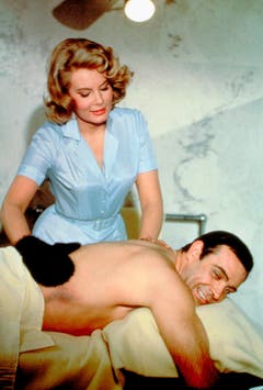 Molly Peters kümmert sich in «Thunderball» als Krankenschwester Patricia Fearing um 007. Die Britin entblättert sich als erstes Bond-Girl vor der Kamera. (Bild: Keystone)
