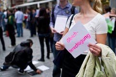 Mit ihrem lautlosen Flashmob haben sich die Studentinnen und Studenten Gehör verschafft. (Bild: Keystone)