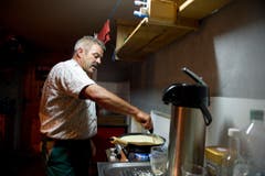Bischof kocht auf dem Gasherd. (Bild: Urs Bucher)