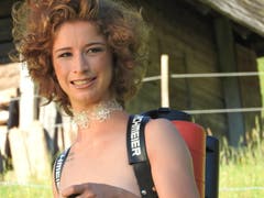 Die Produktionsmechanikerin Jennifer ist 19-jährig und stammt aus dem Kanton Aargau. (Bild: www.bauernkalender.ch)