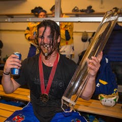 Der Prototyp eines Hockeyspielers: Der Davoser Dino Wieser feiert den Meistertitel 2016. Mit Playoff-Bart und Zahnlücke. (Bild: Keystone)