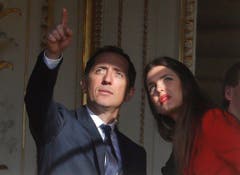 Der französische Komiker Gad Elmaleh mit seiner Partnerin Charlotte Casiraghi, Tochter von Prinzessin Caroline, bei der Präsentation der Zwillinge. (Bild: Keystone)