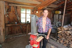 Thomas (38) aus dem Kanton Bern ist gelernter Landwirt und bewirtschaftet seit 17 Jahren in dritter Generation den eigenen Hof. Er erledigt die meisten Reparaturen auf dem Hof selber. (Bild: www.bauernkalender.ch)