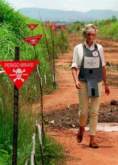 Prinzessin Diana auf einem Minenfeld in Angola, geschützt mit einer Splitterschutzweste und einem Gesichtsschutz. (Bild: John Stillwell/EPA (Huambo, 15. Januar 1997))