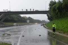 Überschwemmung auf der Autobahn A1 in Wil (Bild: Ralph Ribi)